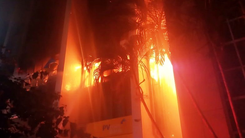 Thanh Hóa: Tòa nhà dầu khí bốc cháy dữ dội
