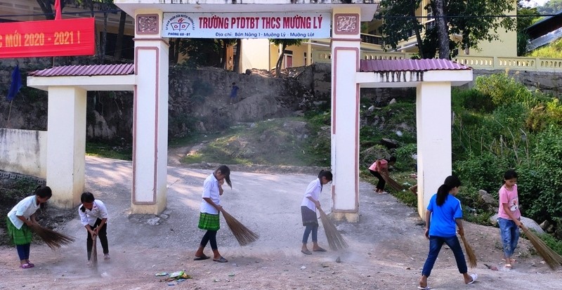 Học sinh Trường PTDTBT – THCS Mường Lý dọn vệ sinh ở cổng trường, chuẩn bị đón khai giảng năm học mới.