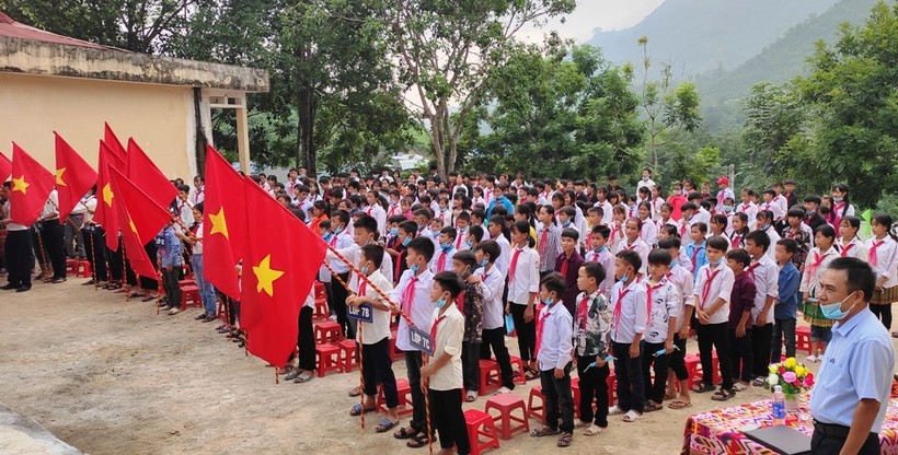 Lễ chào cờ tại buổi khai giảng ở Trường PTDTBT-THCS Mường Lý (Mường Lát, Thanh Hóa).