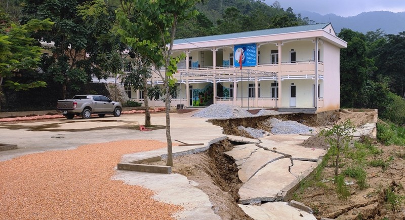 Trường Tiểu học Nhi Sơn (Mường Lát, Thanh Hóa) đang sụt lún nghiêm trọng.