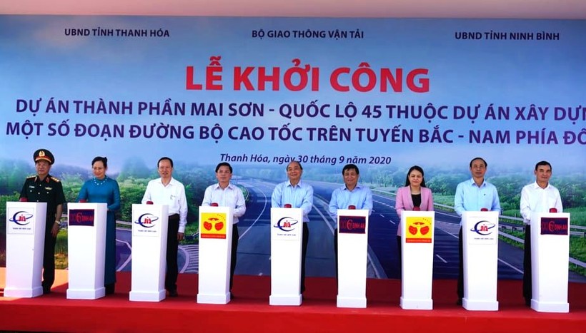 Thủ tướng Chính phủ Nguyễn Xuân Phúc phát lệnh khởi công dự án cao tốc Bắc - Nam.