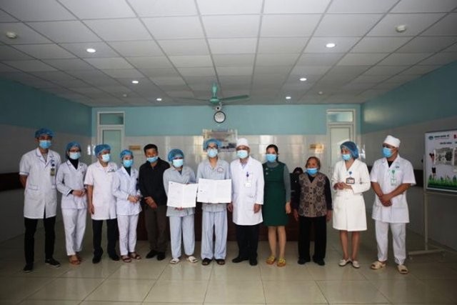 Lãnh đạo Bệnh viện Đa khoa tỉnh Thanh Hóa chúc mừng các bệnh nhân được ghép thận thành công. Ảnh: Bệnh viện cung cấp.