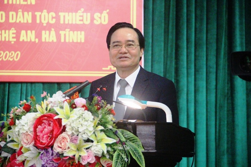 Bộ trưởng Bộ GD&ĐT Phùng Xuân Nhạ phát biểu tham luận tại Hội thảo.