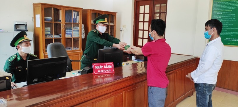 Bộ đội Biên phòng Cửa khẩu quốc tế Na Mèo (Quan Sơn, Thanh Hóa) kiểm soát người nhập cảnh.