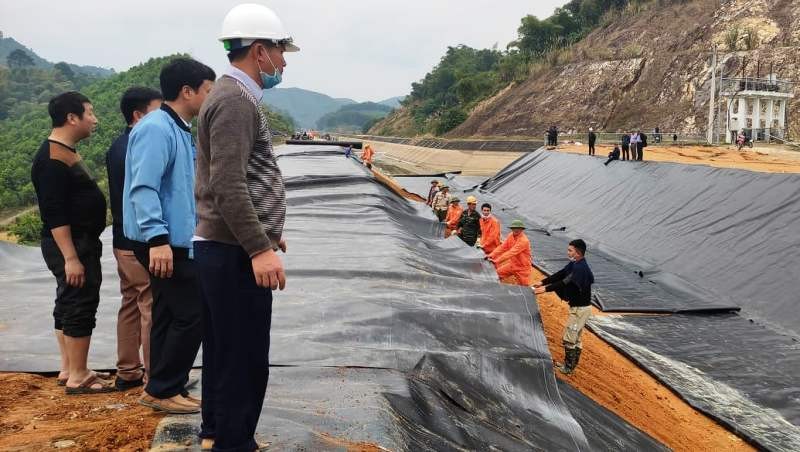 Lực lượng chức năng đang khắc phục sự cố đứt gãy kênh Bắc sông Chu – Nam sông Mã (đoạn qua xã Phùng Minh, huyện Ngọc Lặc, Thanh Hóa).