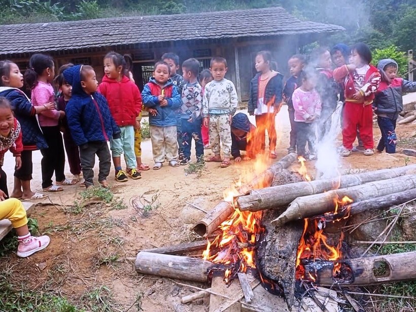 Trường Mầm non Sơn Thủy (Quan Sơn, Thanh Hóa) đốt lửa sửa ấm cho học sinh.