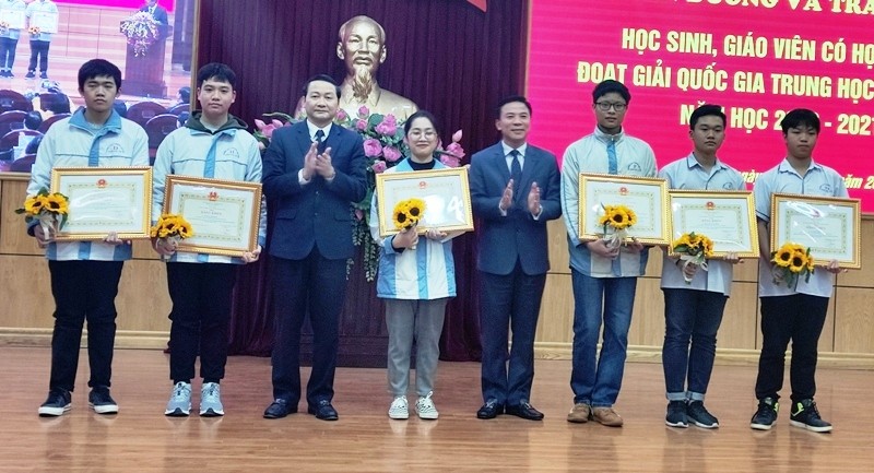 Bí thư Tỉnh ủy Thanh Hóa Đỗ Trọng Hưng (ảnh phải) và Chủ tịch UBND tỉnh Đỗ Minh Tuấn trao thưởng cho 6 học sinh đoạt giải Nhất quốc gia.