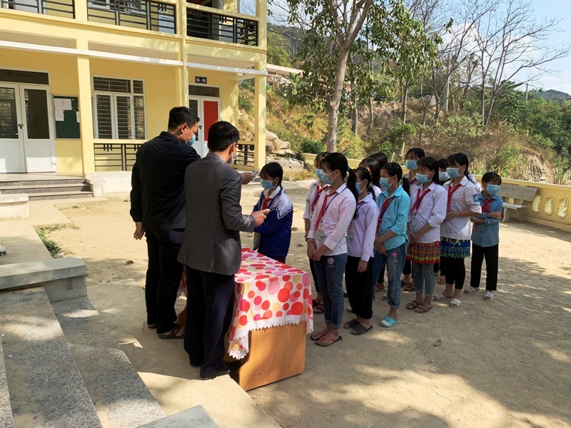 Học sinh Trường Phổ thông Dân tộc bán trú- THCS Mường Lý, huyện Mường Lát được đo thân nhiệt trước khi vào lớp.