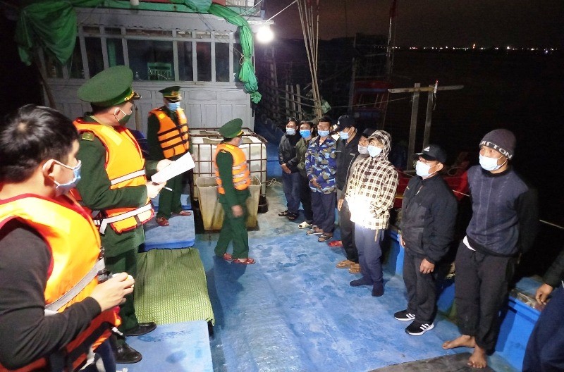 Lực lượng chức năng kiểm tra chiếc tàu cá và yêu cầu 11 ngư dân phải cách ly y tế tại nhà, để phòng ngừa dịch Covid-19.