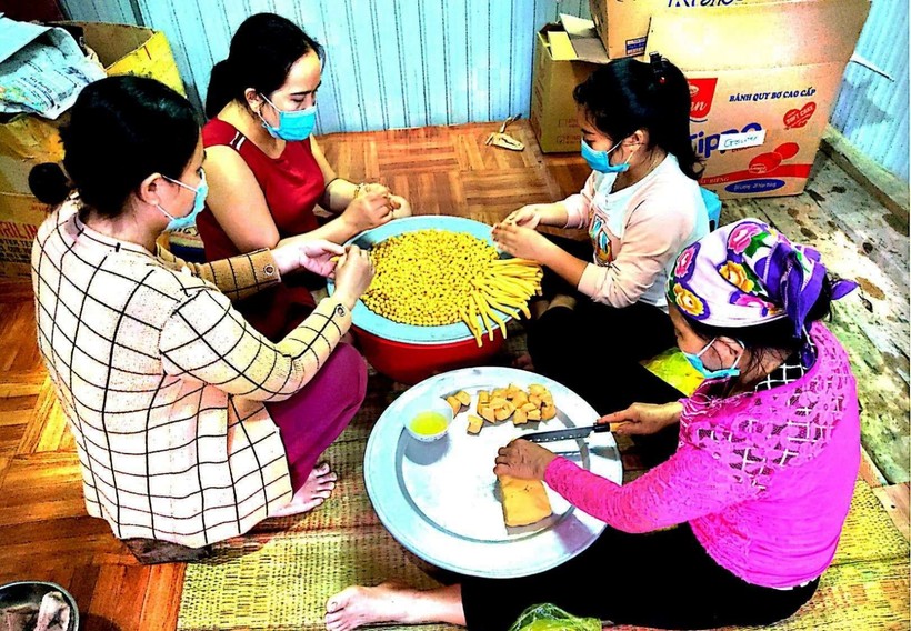 Đặc sản bánh nhãn Hồi Xuân (Quan Hóa, Thanh Hóa) được làm thủ công từ bàn tay của những người phụ nữ.