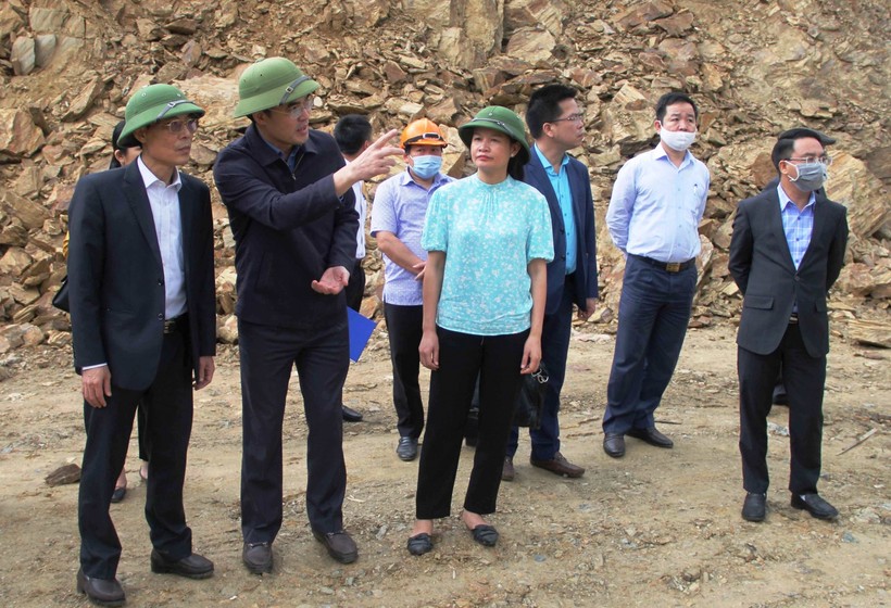 Ông Đầu Thanh Tùng (ngoài cùng bên trái)- Phó Chủ tịch UBND tỉnh Thanh Hóa kiểm tra hiện trường.