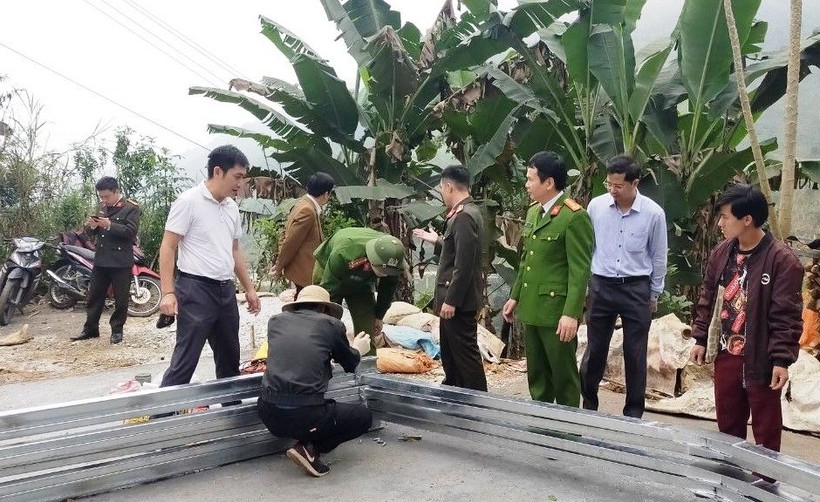 Lãnh đạo Công an tỉnh Thanh Hóa trực tiếp chỉ đạo công tác xây dựng nhà cho người nghèo ở huyện Mường Lát. Ảnh: Công an Thanh Hóa cung cấp.