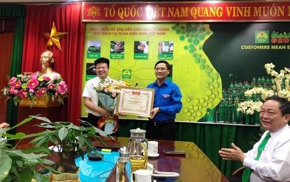 Anh Hoàng Văn Thanh - Phó Bí thư Tỉnh đoàn Thanh Hóa trao tặng Bằng khen cho tài xế Lê Huy Sinh.
