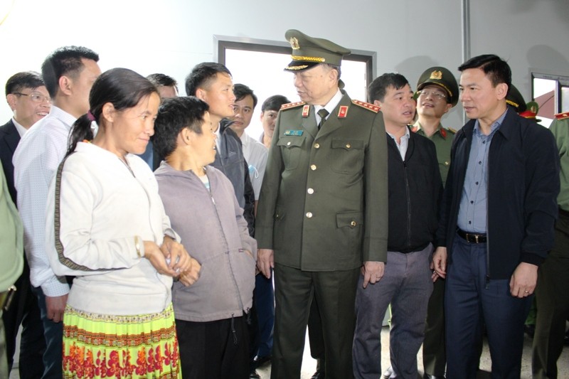 Đại tướng Tô Lâm - Bộ trưởng Bộ Công an thăm hỏi, trò chuyện với vợ, chồng anh Vàng A Lồng, ở xã Trung Lý (Mường Lát, Thanh Hóa) - gia đình được hỗ trợ nhà ở.
