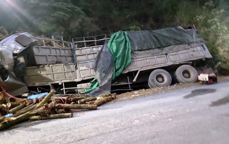 Chiếc xe tải chở gỗ keo bị nạn. Ảnh: Người dân cung cấp.