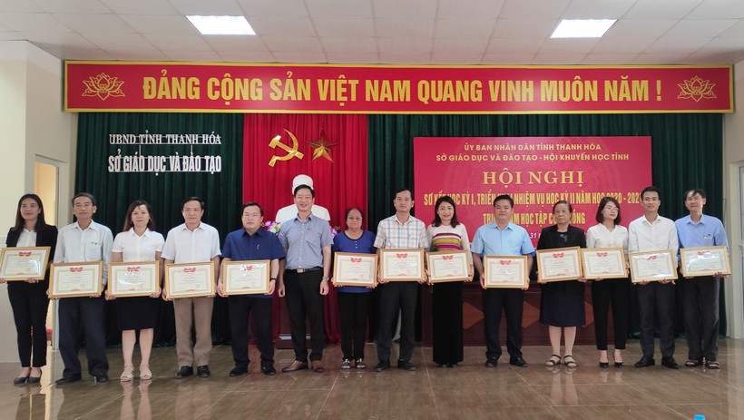 Lãnh đạo SGD&ĐT Thanh Hóa trao  Bằng khen cho các Trung tâm HTCĐ có thành tích xuất sắc.