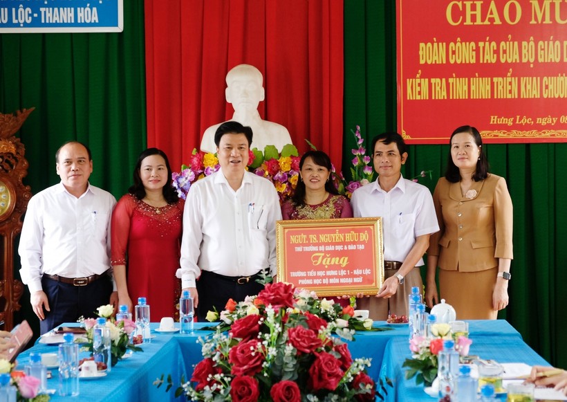 Thứ trưởng BỘ GD&ĐT Nguyễn Hữu Độ tặng phòng học bộ môn ngoại ngữ cho Trường Tiểu học Hưng Lộc 1 (Huyện Hậu Lộc, Thanh Hóa).