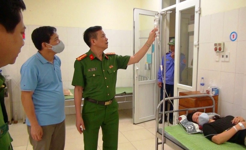 Đại tá Lê Như Lập - Phó Giám đốc Công an tỉnh thăm, động viên Trung tá Trần Thị Hiếu tại Bệnh viên đa khoa huyện Như Xuân.