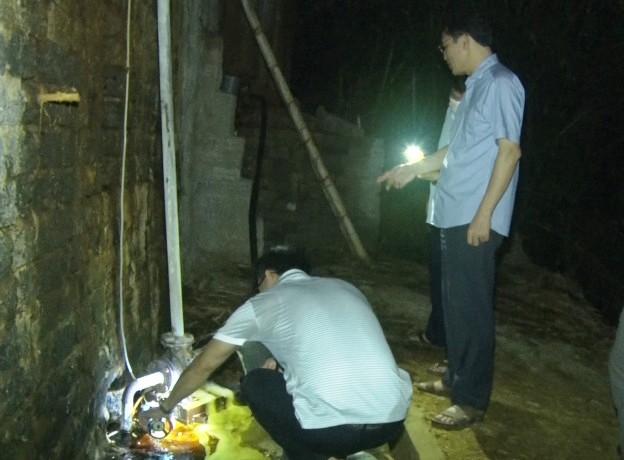 Đoàn công tác phát hiện ống xả nước thải ngầm ra sông Mã của HTX chế biến lâm sản Xuân Dương (Quan Hóa). Ảnh: Người dân cung cấp.