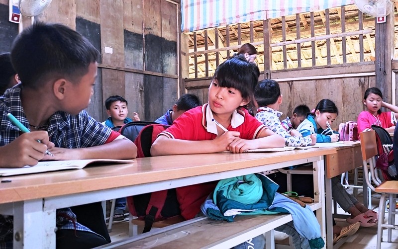 Học sinh lớp 4, Trường Tiểu học Tam Thanh (Quan Sơn, Thanh Hóa) trong giờ học.