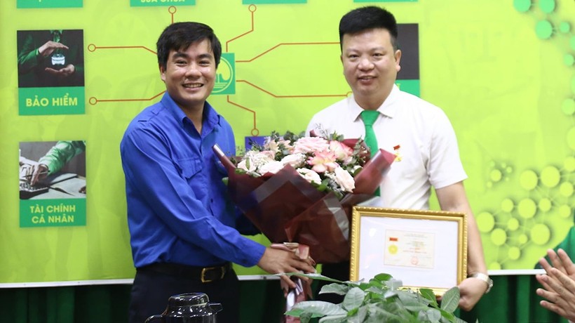 Anh Lê Huy Sinh nhận Huy hiệu Tuổi trẻ dũng cảm do Trung ương Đoàn trao tặng.