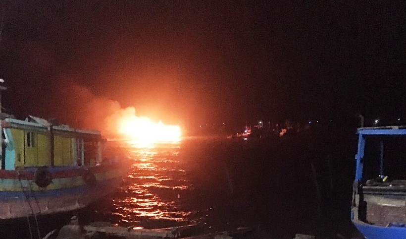 Hai chiếc tàu cá của ngư dân xã Ngư Lộc (Hậu Lộc, Thanh Hóa) bốc cháy lúc rạng sáng.