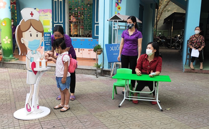 Trường Mầm non Đông Thọ B (TP Thanh Hóa) thực hiện việc đeo khẩu trang, kiểm tra thân nhiệt và sát khuẩn tay cho trẻ trước khi vào lớp học.