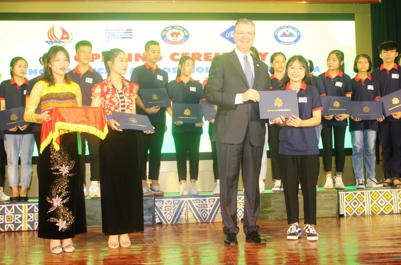 Đại sứ Hoa Kỳ tại Việt Nam trao 50 suất học bổng khóa học tiếng Anh cho học sinh  trường THPT Dân tộc Nội trú Thanh Hóa, tháng 6/2020.