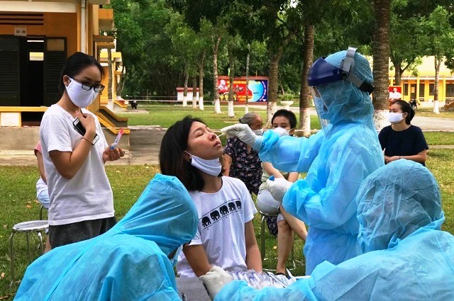 Lấy mẫu xét nghiệm SARS-CoV-2 cho người cách ly tập trung ở Thanh Hóa.