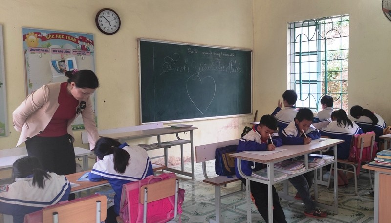 Cô và trò ở điểm lẻ Cha Khót, Trường Tiểu học Na Mèo (Quan Sơn, Thanh Hóa).