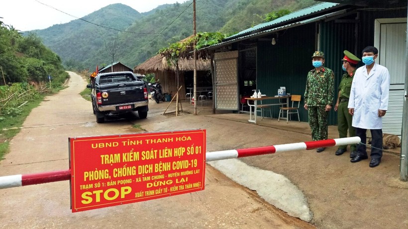 Lực lượng Đồn Biên phòng Tam Chung, huyện Mường Lát (Thanh Hóa) tại trạm kiểm soát phòng, chống dịch bệnh Covid-19 ở khu vực biên giới.