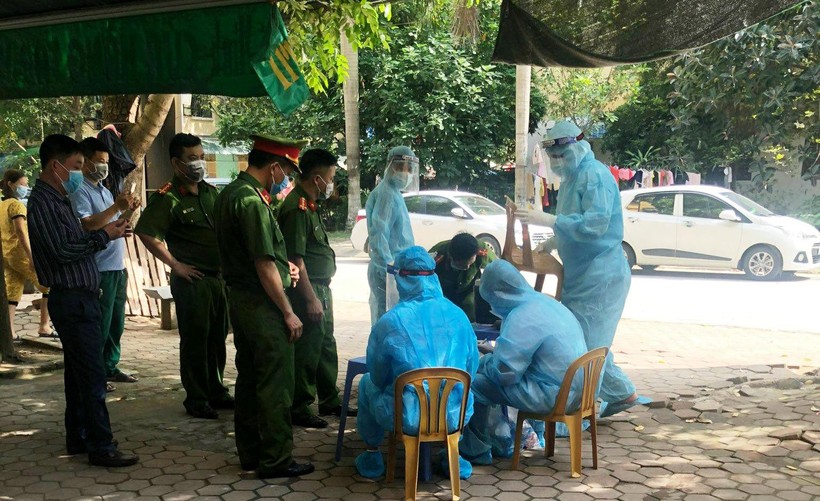 Lực lượng chức năng lấy mẫu xét nghiệm của những người ở gần nhà bệnh nhân Covid-19 tại Khu chung cư Đông Phát, phường Đông Vệ, TP Thanh Hóa.