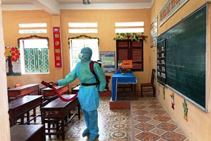 Phun khử khuẩn trường học ở Thanh Hóa.