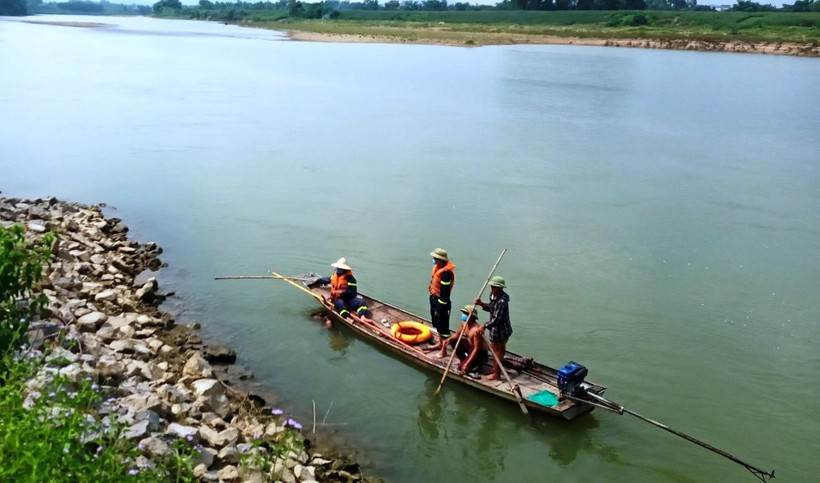 Lực lượng Cản sát PCCC&CNCH, Công an tỉnh Thanh Hóa tìm kiếm nạn nhân đuối nước.