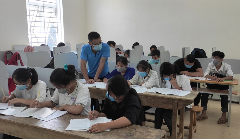 Học sinh khối lớp 9, Trường THCS Tân Phúc (Lang Chánh, Thanh Hóa) đang ôn thi.