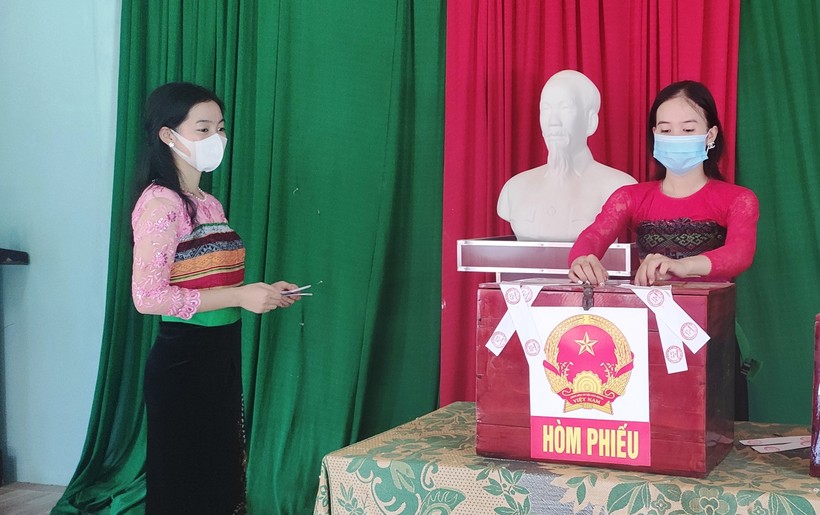 Cử tri Phạm Thị Huyền Diệu (20 tuổi) và Phạm Hà Huyền My, (18 tuổi) ở xã Phú Nghiêm, huyện Quan Hóa, tỉnh Thanh Hóa đi bỏ phiếu.