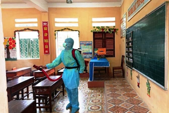 Phun hóa chất khử khuẩn trong trường học ở Thanh Hóa.