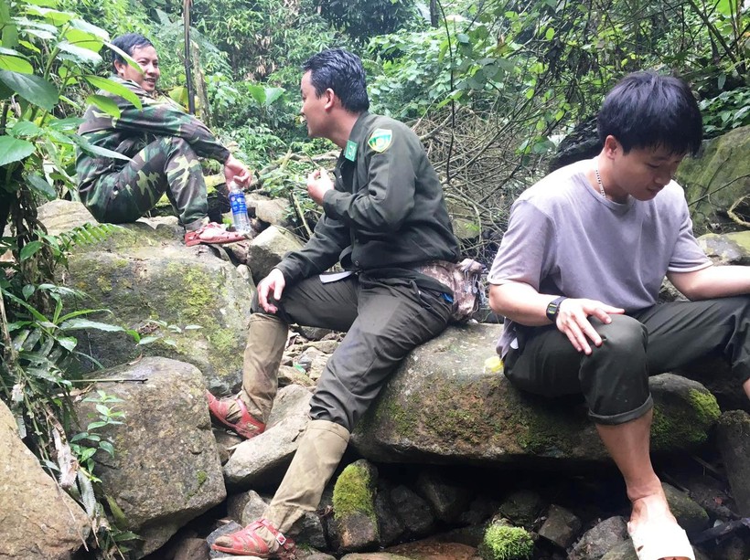 Lực lượng Kiểm lâm Lang Chánh (Thanh Hóa) đi tuần tra, kiểm soát rừng giữa những ngày nắng nóng đỉnh điểm.