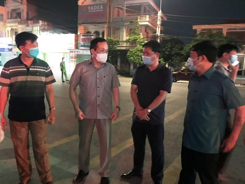 Ông Trịnh Hữu Hùng - Giám đốc Sở Y tế Thanh Hóa (thứ 2 từ trái qua) đang chỉ đạo công tác phòng, chống dịch tại thị trấn Bút Sơn, huyện Hoằng Hóa.