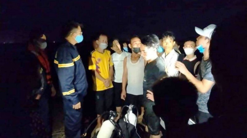 Trong đêm, lực lượng chức năng tổ chức tìm kiếm trẻ bị đuối nước ở vùng biển Quảng Nham (Quảng Xương, Thanh Hóa).