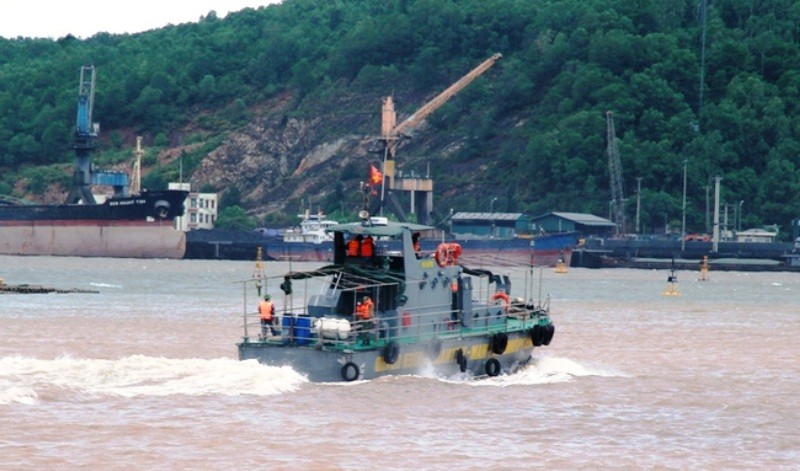 Tàu cứu nạn, cứu hộ của Hải đội 2, Bộ đội Biên phòng Thanh Hóa xuất phát từ Cảng Nghi Sơn ra khu vực tìm kiếm cứu nạn (Ảnh: Hải Đăng)