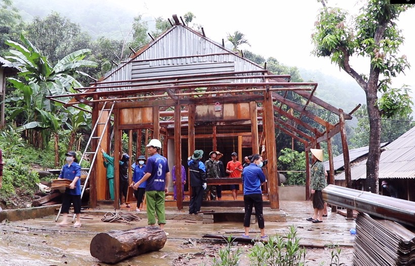 Một căn nhà của người dân ở bản Co Me, xã Trung Sơn huyện Quan Hóa, tỉnh Thanh Hóa được tháo dỡ để di chuyển đến nơi ở mới an toàn.