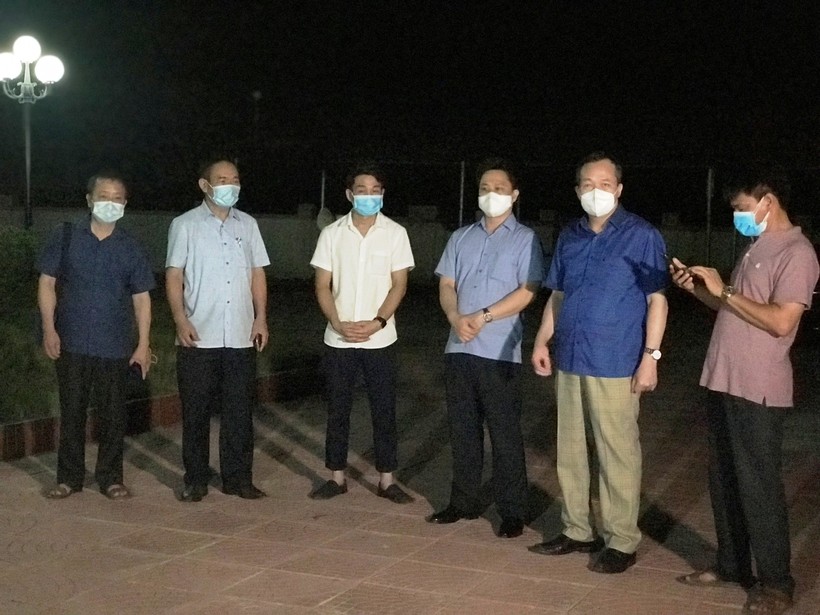 Trong đêm, lãnh đạo Sở Y tế Thanh Hóa và đoàn công tác của tỉnh về huyện Vĩnh Lộc chỉ đạo phòng, chống dịch.