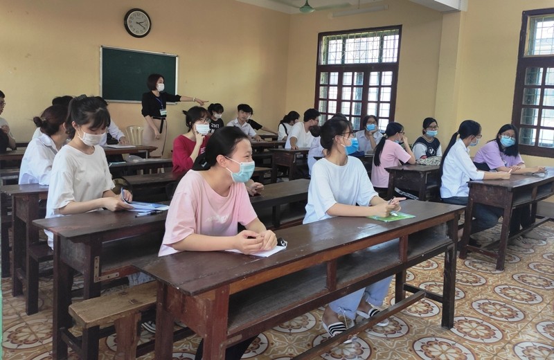 Thí sinh học nội quy, quy chế tại điểm thi Trường THPT Hàm Rồng (TP Thanh Hóa).