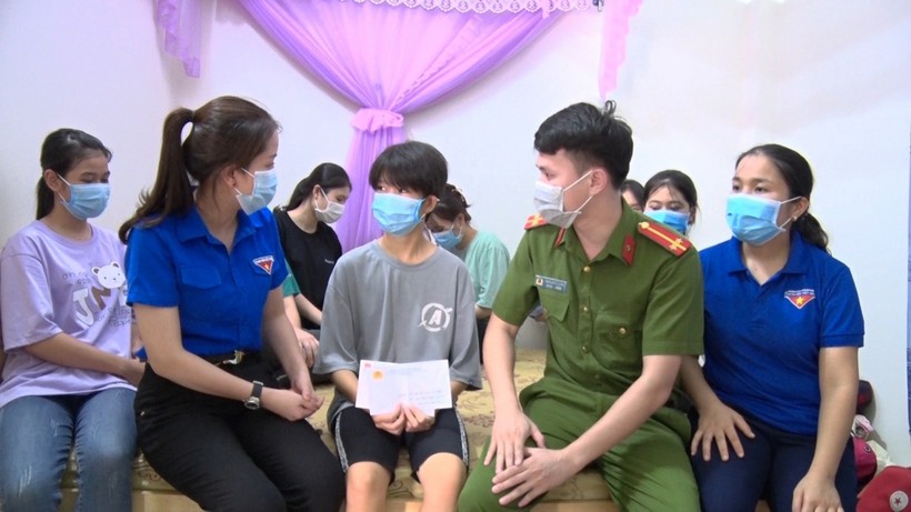 Lực lượng thanh niên tình nguyện tỉnh Thanh Hóa thăm, động viên 1 thí sinh trước kỳ thi.
