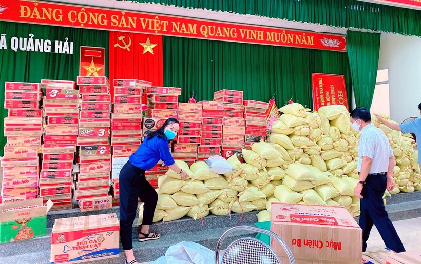 Giáo viên Trường Tiểu học Quảng Hải (Quảng Xương) tập kết hàng hóa hỗ trợ nhân dân TP Hồ Chí Minh.