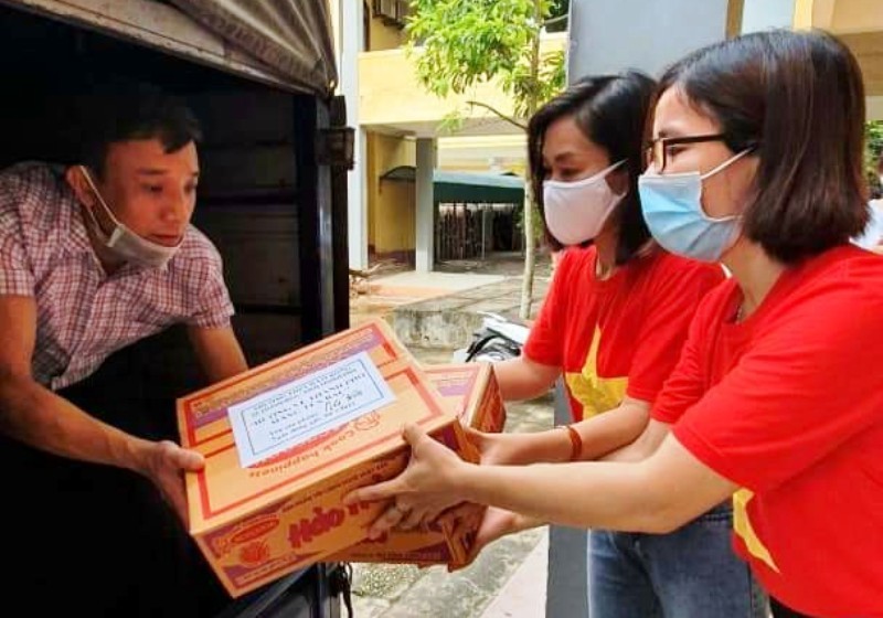 Giáo viên Trường THPT Hàm Rồng (TP Thanh Hóa) quyên góp hàng hóa hỗ trợ nhân dân TP Hồ Chí Minh.