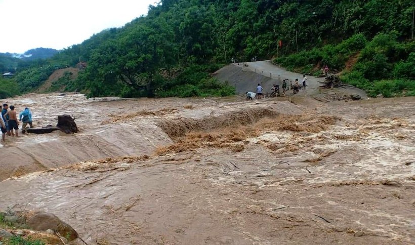 Mưa to, nước suối Sim ở xã Mường Chanh, huyện Mường Lát, Thanh Hóa dâng rất cao. Ảnh: Người dân cung cấp.