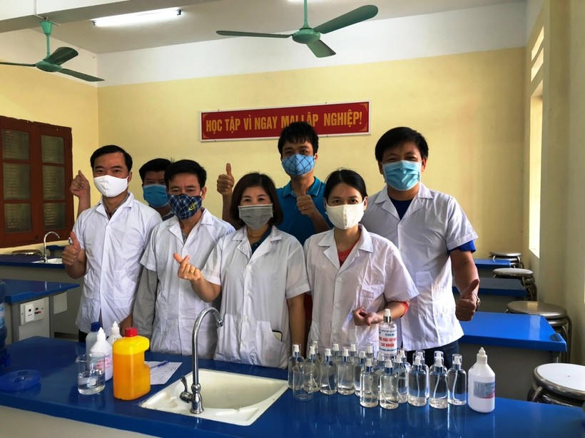 Nhóm giáo viên bộ môn Hóa, Trường THPT Mai Anh Tuấn (Nga Sơn, Thanh Hóa) pha chế thành công nước sát khuẩn tay khô, để phòng, chống dịch Covid-19. Ảnh: NVCC.