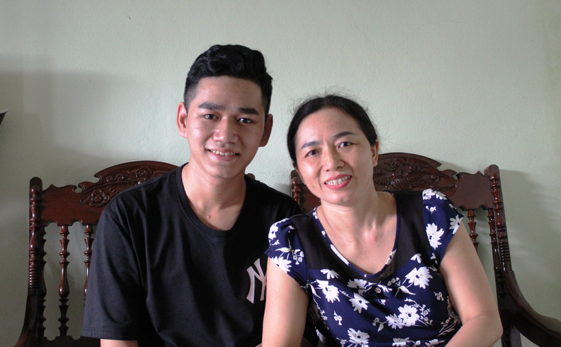 Chàng trai Nguyễn Minh Tú và mẹ của mình tại nhà riêng.